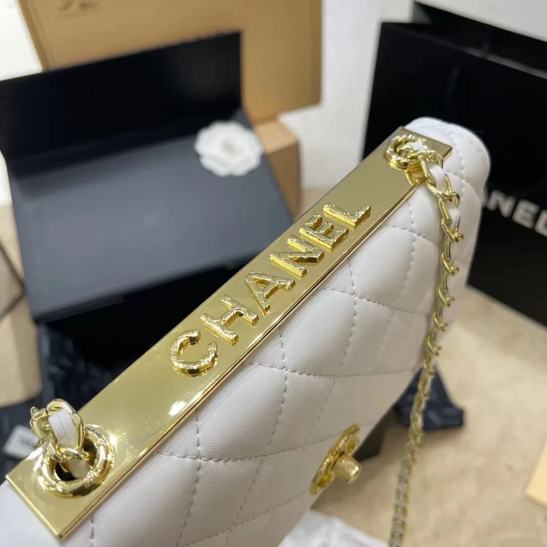 CC647 Wallet on the Chain / 4.8 × 7.5 × 1.4 in
