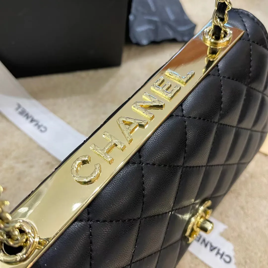 CC647 Wallet on the Chain / 4.8 × 7.5 × 1.4 in