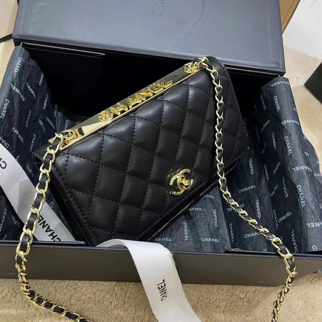 CC647 Wallet on the Chain / 4.8 × 7.5 × 1.4 in
