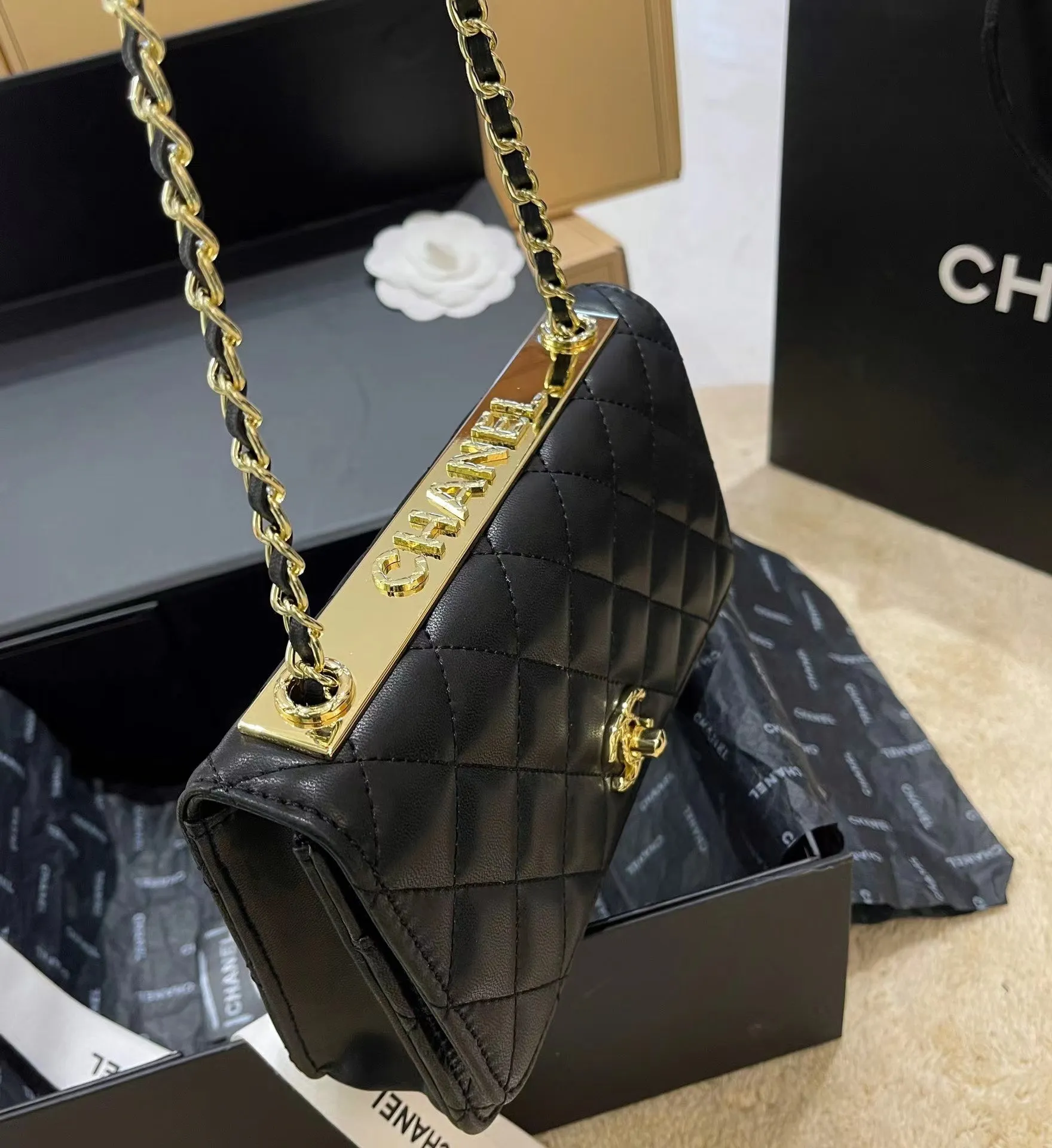 CC647 Wallet on the Chain / 4.8 × 7.5 × 1.4 in