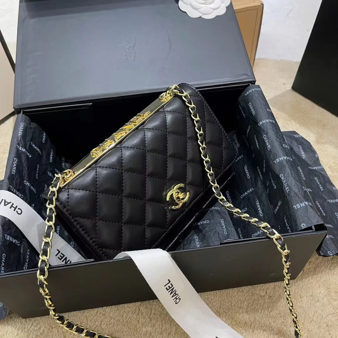 CC647 Wallet on the Chain / 4.8 × 7.5 × 1.4 in