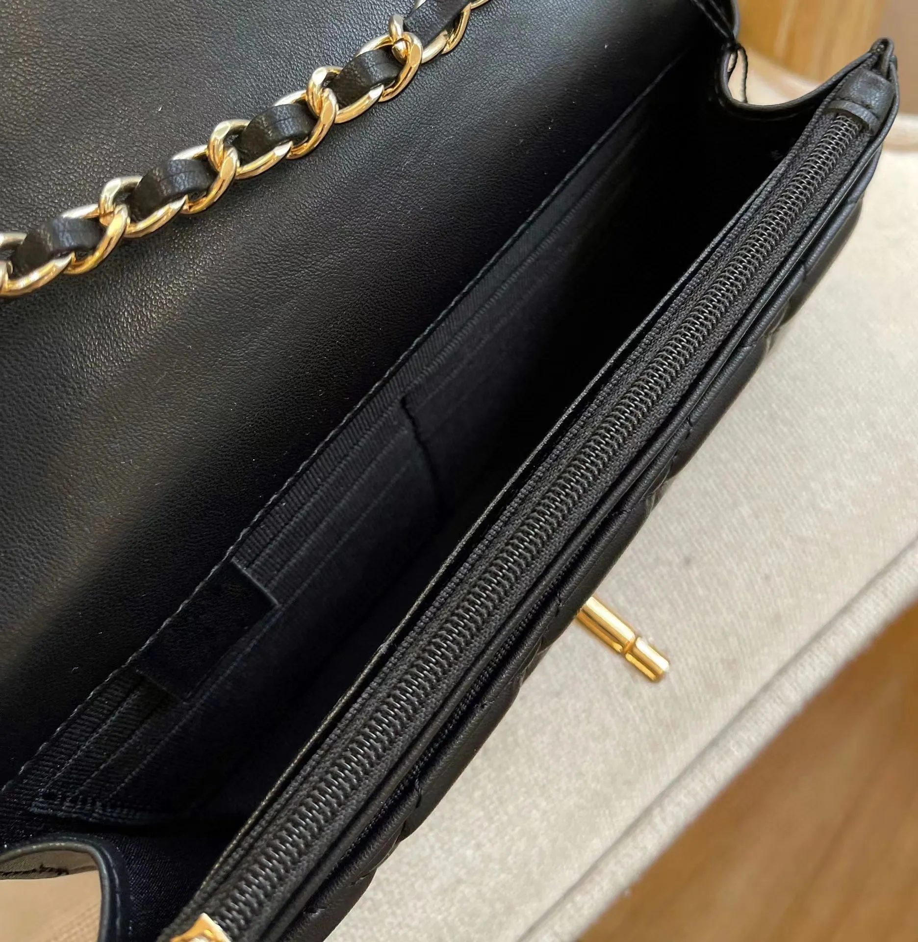 CC647 Wallet on the Chain / 4.8 × 7.5 × 1.4 in
