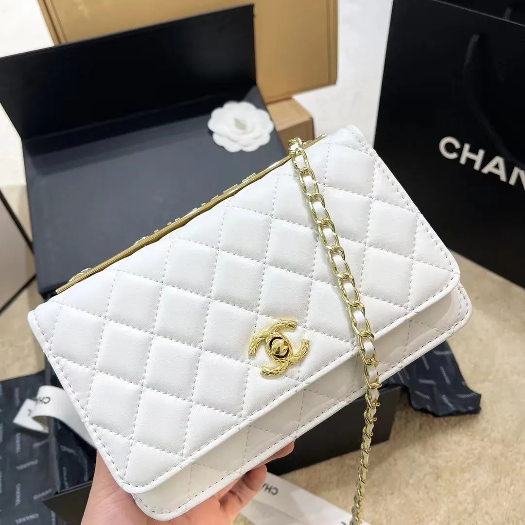 CC647 Wallet on the Chain / 4.8 × 7.5 × 1.4 in
