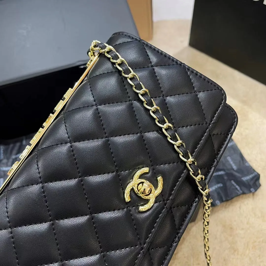 CC647 Wallet on the Chain / 4.8 × 7.5 × 1.4 in