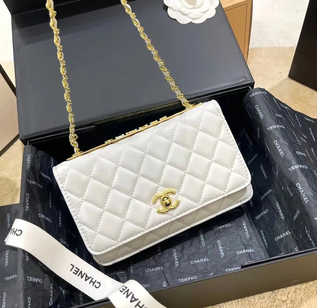CC647 Wallet on the Chain / 4.8 × 7.5 × 1.4 in