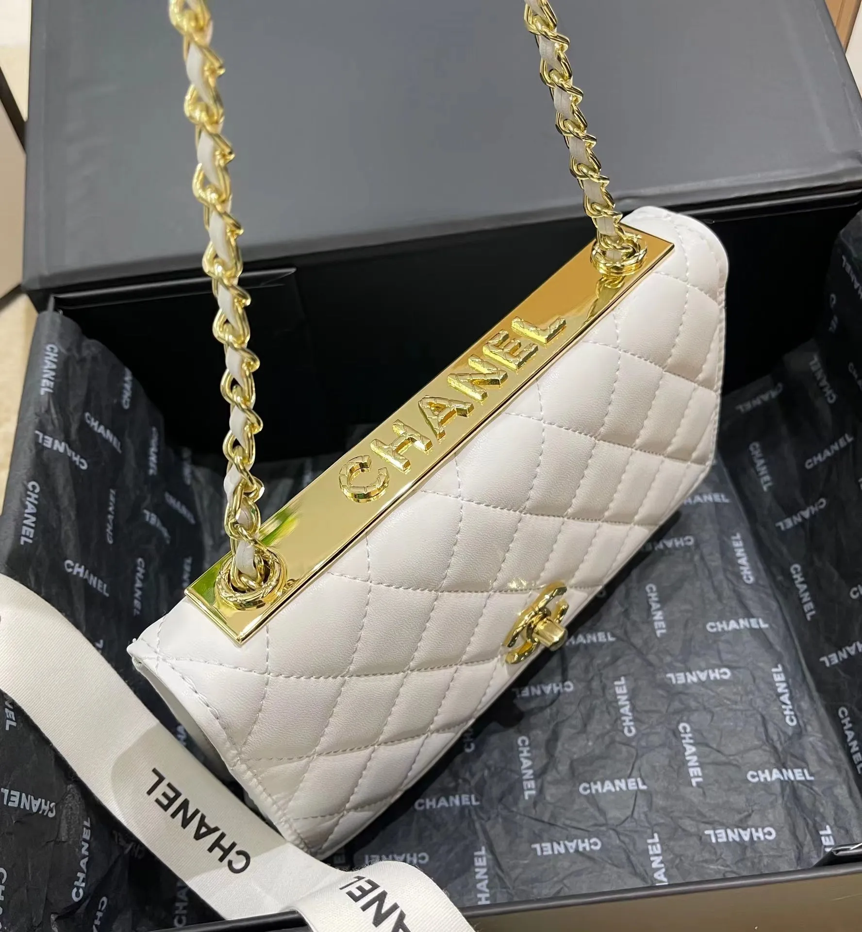 CC647 Wallet on the Chain / 4.8 × 7.5 × 1.4 in
