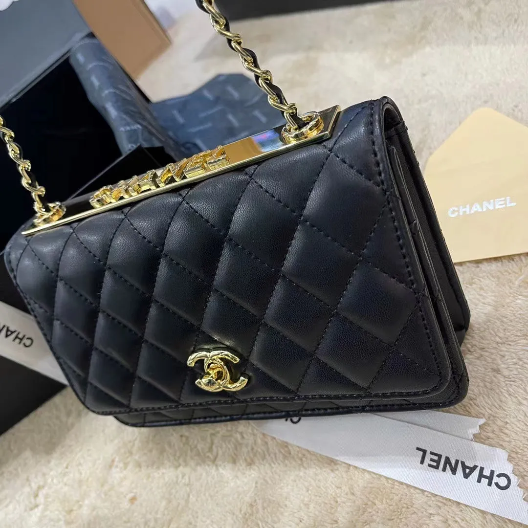 CC647 Wallet on the Chain / 4.8 × 7.5 × 1.4 in