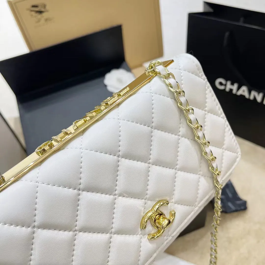 CC647 Wallet on the Chain / 4.8 × 7.5 × 1.4 in