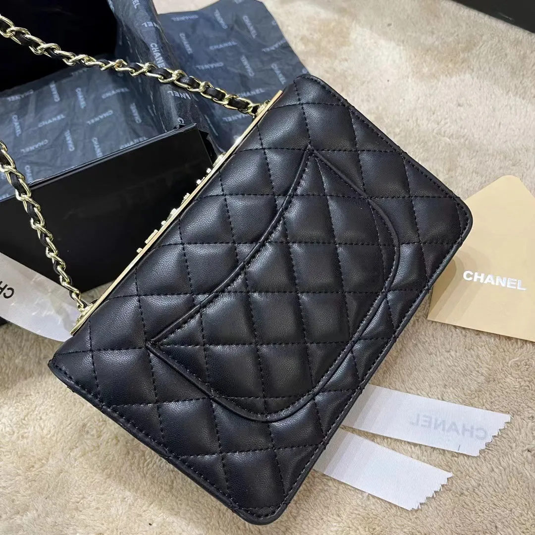 CC647 Wallet on the Chain / 4.8 × 7.5 × 1.4 in