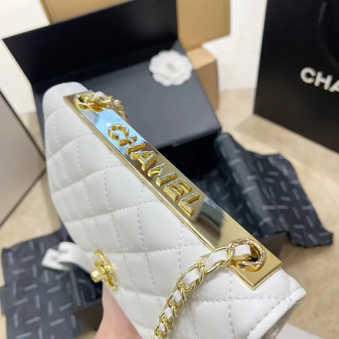CC647 Wallet on the Chain / 4.8 × 7.5 × 1.4 in