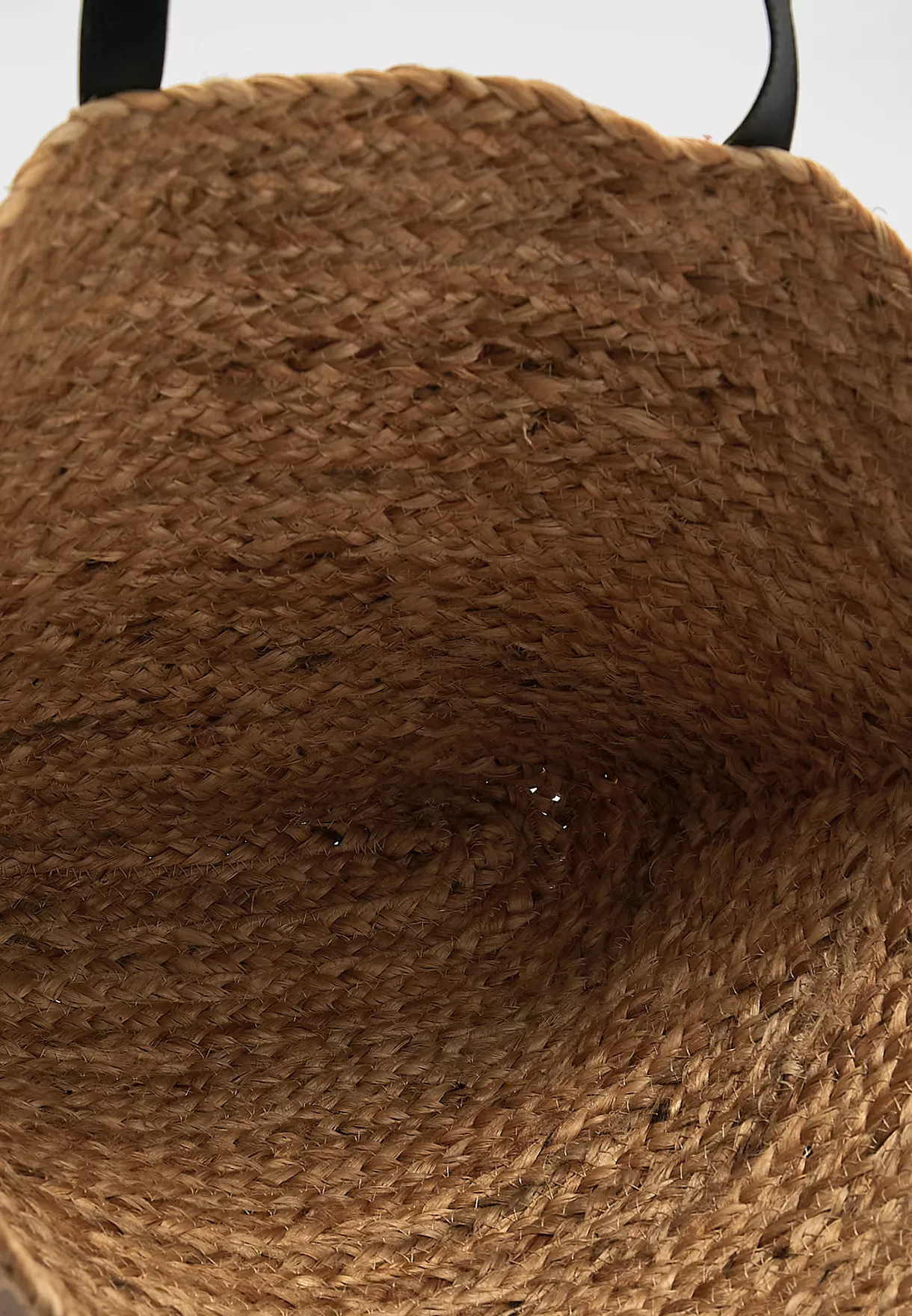 Jute basket bag with leather strap