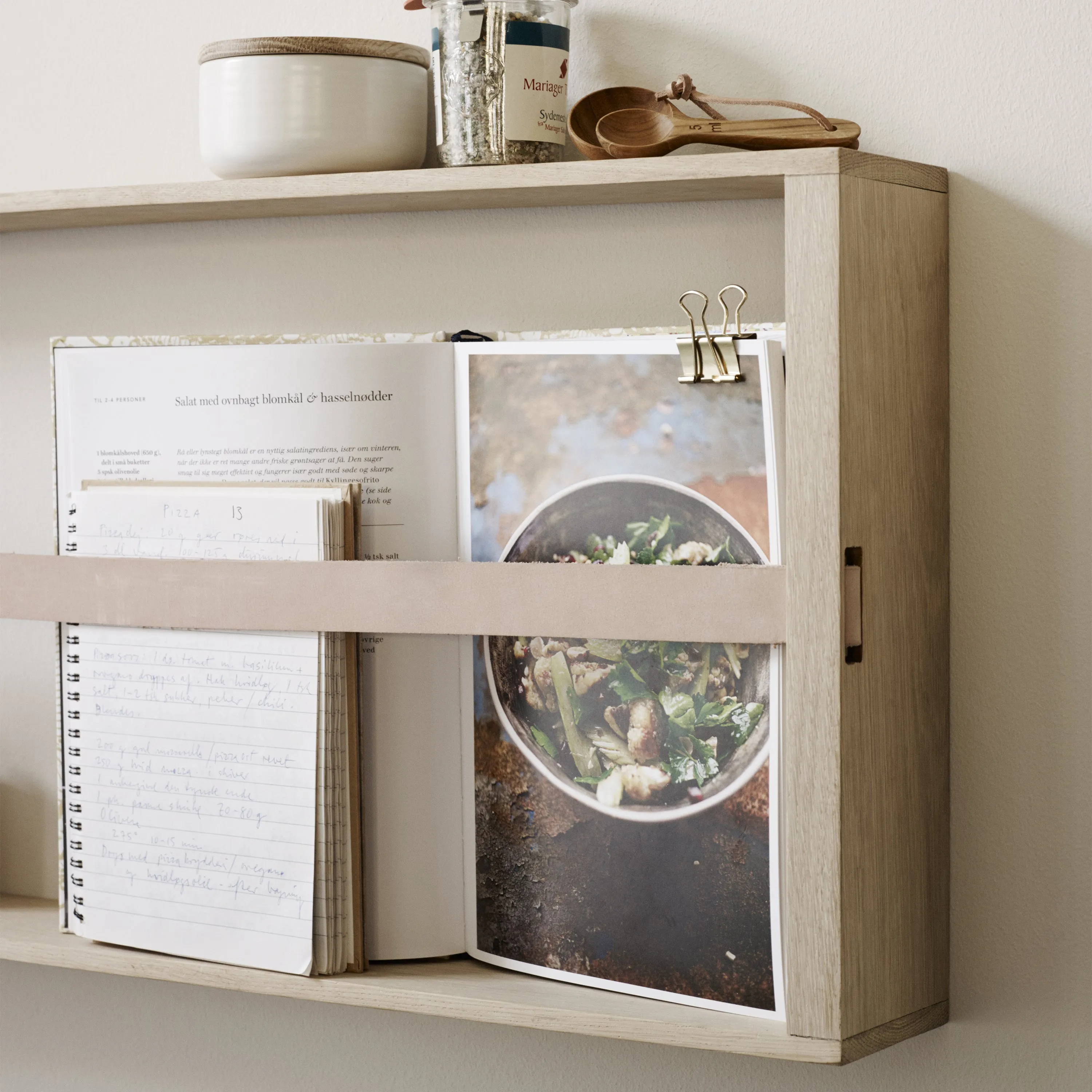 Norr Magazine Holder