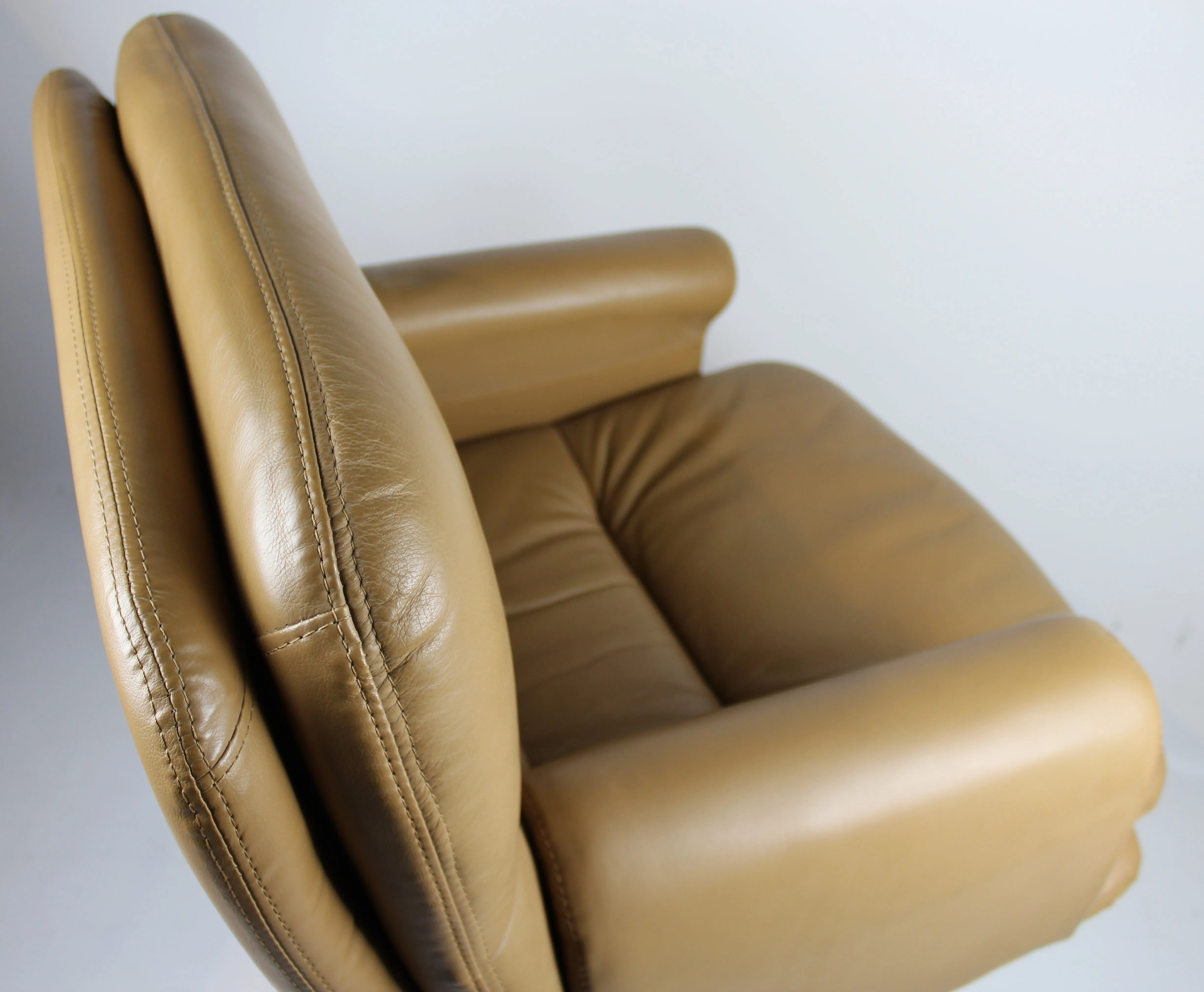 Traditional Beige Leather Office Chair - HSN-B019